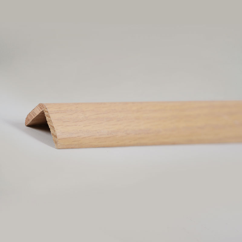 Pravouhlý (90°) prechodový pás z masívneho dreva (obalený dyhou z červeného dubu + farba) – Farba dubu 1 1/9' x 1 1/9'