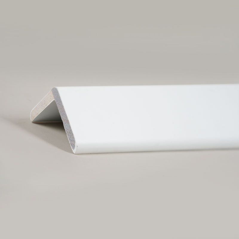 Pravouhlý (90°) prechodový pás z masívneho dreva (plniaci základ + farba) – biela 1 1/2' x 1 1/2'