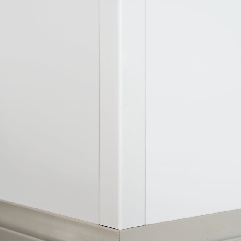 Pravouhlý (90°) prechodový pás z masívneho dreva (plniaci základ + farba) – biela 1 1/2' x 1 1/2'