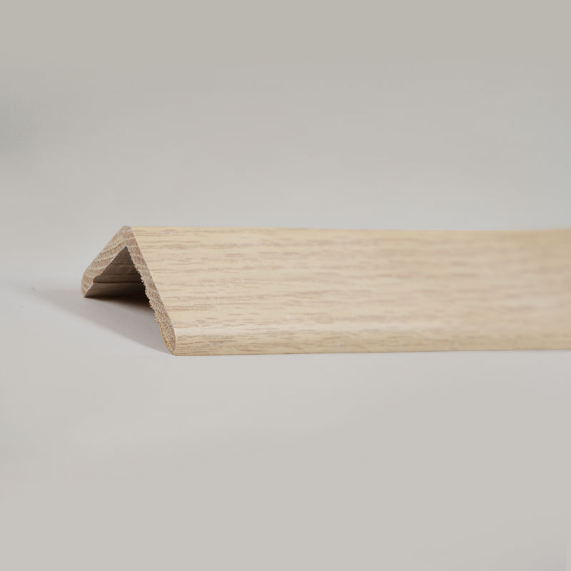 Pravouhlý (90°) prechodový pás z masívneho dreva (obalený červenou dubovou dyhou + farbou) – farba dub 1 1/2' x 1 1/2'