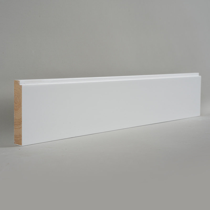 Soklová doska z borovicového dreva (základná a natretá plnivom) – biela 3/5' x 3 1/6'-A1